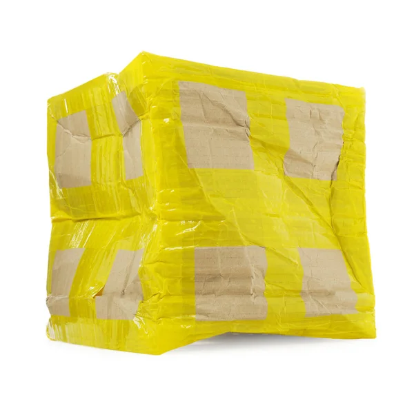 Zerknüllte Pappschachtel Mit Gelbem Klebeband Auf Weißem Hintergrund — Stockfoto