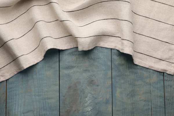 Ręcznik Kuchenny Niebieskim Drewnianym Tle Widok Góry Miejsce Tekst — Zdjęcie stockowe
