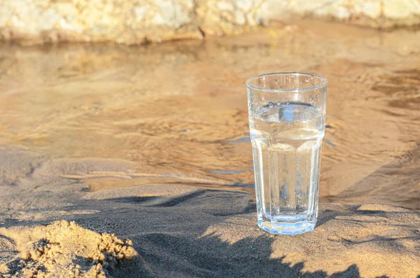 湿った砂の上にきれいな水のガラス屋外 テキストのスペース — ストック写真