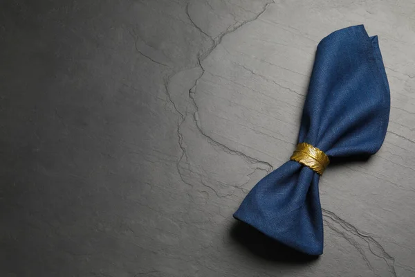 Kék Szövet Szalvéta Gyönyörű Dekoratív Gyűrű Sötét Asztalon Felülnézetből Szöveg — Stock Fotó