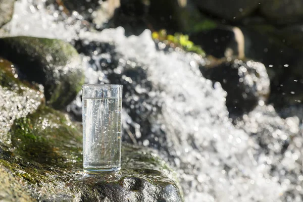 Nasses Glas Wasser Auf Felsen Der Nähe Des Fließenden Baches — Stockfoto