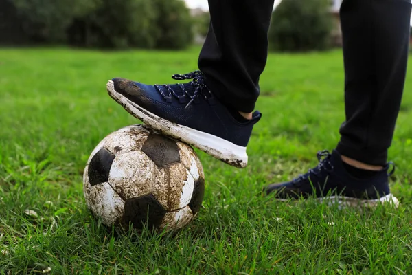 Человек Грязным Футбольным Мячом Зеленой Траве Открытом Воздухе Крупный План — стоковое фото