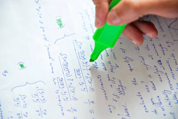 Podświetlenie Ucznia Zielonym Markerem Obliczenia Matematyczne Zbliżenie — Zdjęcie stockowe
