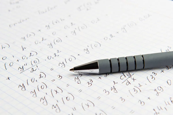 Papier Met Geschreven Wiskundige Berekeningen Pen Close — Stockfoto