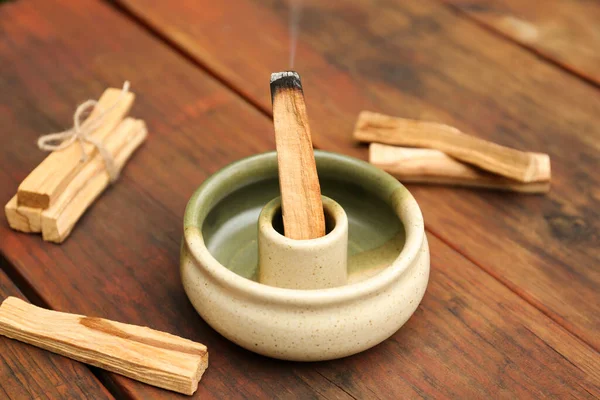 Palo Santo için için için için için yanan tahta bir masa.