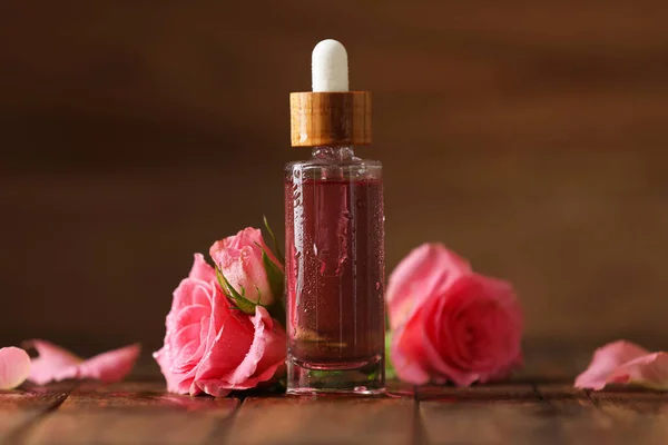 Botella Aceite Esencial Rosa Flores Sobre Mesa Madera — Foto de Stock