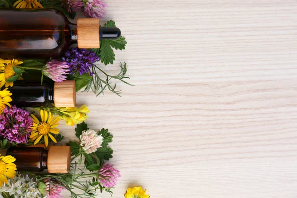 Bílém Dřevěném Stole Ležela Plochá Kompozice Esenciálním Olejem Květinami Bylinkami — Stock fotografie