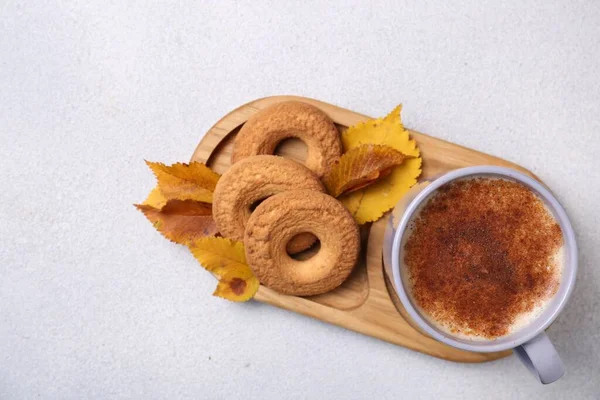 Egy Csésze Forró Ital Sütemények Őszi Levelek Világosszürke Textúrájú Asztalon — Stock Fotó
