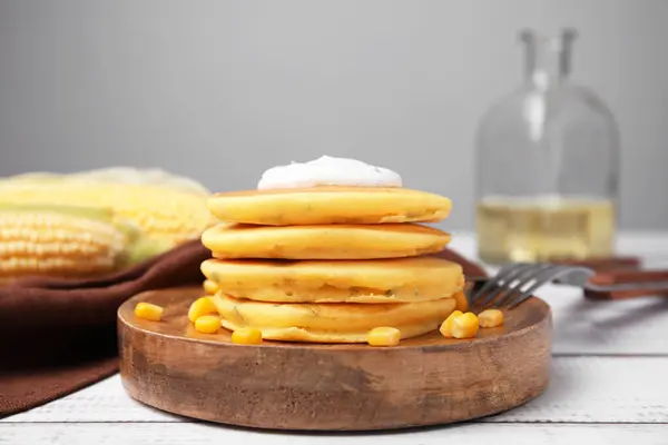 Leckere Mais Pfannkuchen Mit Süßen Kernen Und Soße Auf Weißem — Stockfoto