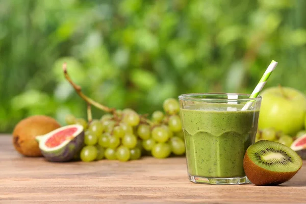 Склянка Свіжої Зеленої Смуги Інгредієнти Дерев Яному Столі Відкритому Повітрі — стокове фото