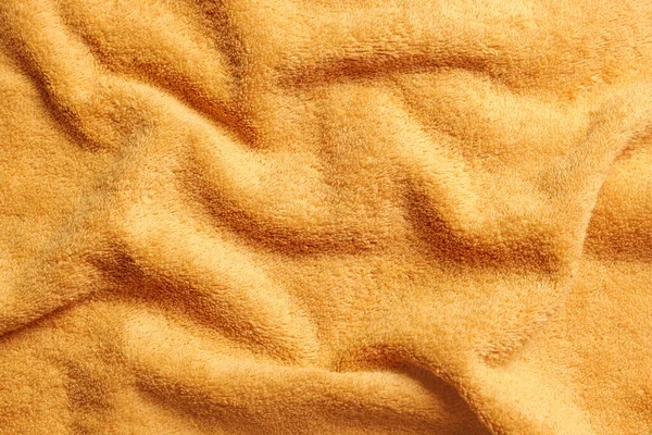 柔らかいしわのあるオレンジのタオルを背景として トップビュー — ストック写真