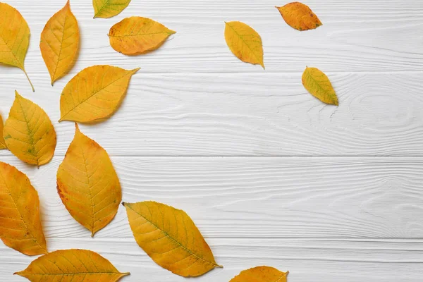 Jesienny Listowie Biały Drewniany Stół Płaski Kladka Miejsce Tekst — Zdjęcie stockowe