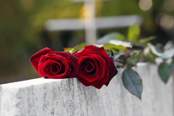 Red Roses Granite Tombstone Outdoors Funeral Ceremony — Stock Photo, Image