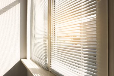 Odada yatay panjurları olan şık bir pencere