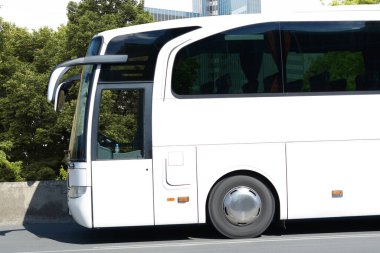 Modern beyaz otobüs açık havada yolda. Toplu taşıma