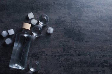 Bir şişe votka ve buzlu shot bardakları. Metin için boşluk