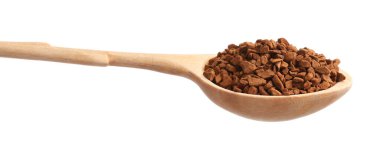 Tahta kaşık beyaz üzerine izole edilmiş aromatik hazır kahve.