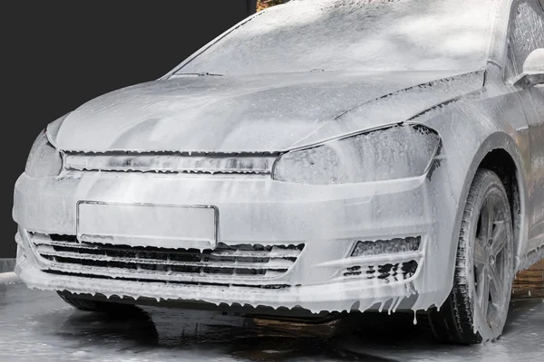 户外洗车时使用清洁泡沫的汽车 — 图库照片