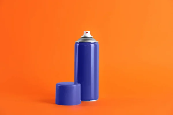 Modrá Plechovka Spreje Barvy Oranžovém Pozadí Mezera Pro Text — Stock fotografie