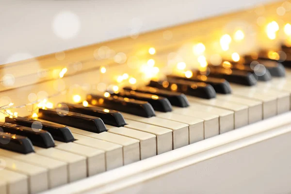 Блискучі Казкові Вогні Клавішах Піаніно Крупним Планом Різдвяна Музика — стокове фото