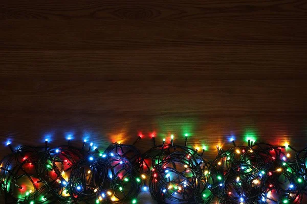 Luzes Natal Coloridas Mesa Madeira Vista Superior Espaço Para Texto — Fotografia de Stock