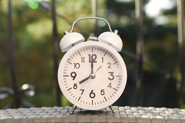 Pink Alarm Clock Table Outdoors Sunny Morning — Stock Photo, Image