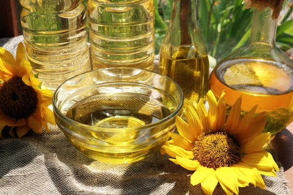 Bio Sonnenblumenöl Und Blumen Auf Stoff Nahaufnahme — Stockfoto