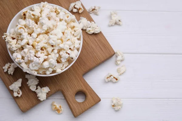 Chutný Popcorn Bílém Dřevěném Stole Plochý Ležel Mezera Pro Text — Stock fotografie