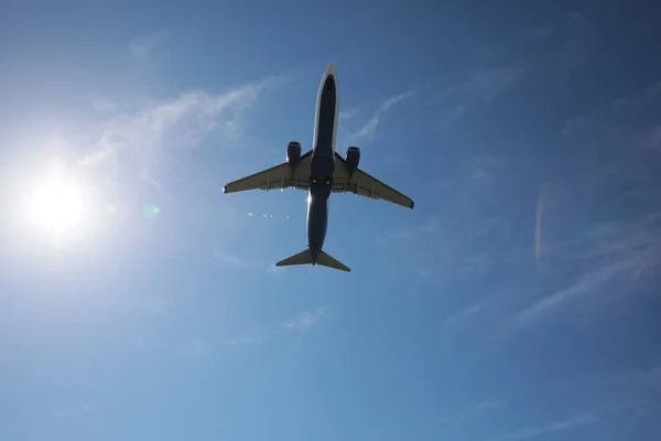 Moderno Avión Blanco Volando Cielo Vista Inferior — Foto de Stock