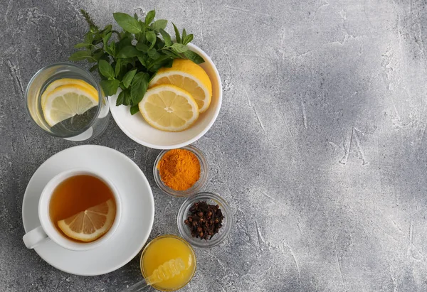 Copo Com Deliciosa Imunidade Aumentando Chá Ingredientes Mesa Cinza Flat — Fotografia de Stock