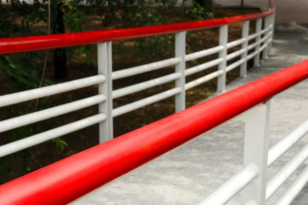 Rampa Con Pasamanos Metal Rojo Cerca Árboles Aire Libre —  Fotos de Stock