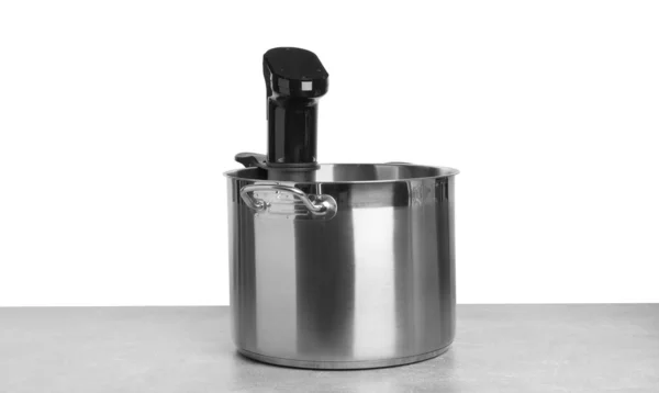 白い背景に光のテーブルの上に鍋にそのような脇の調理器 熱浸循環器 — ストック写真