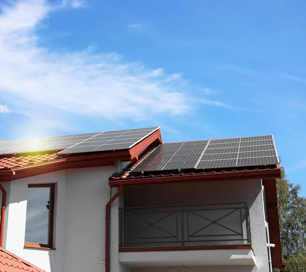 Dom Zainstalowanymi Panelami Słonecznymi Dachu Pod Błękitnym Niebem Alternatywne Źródło — Zdjęcie stockowe