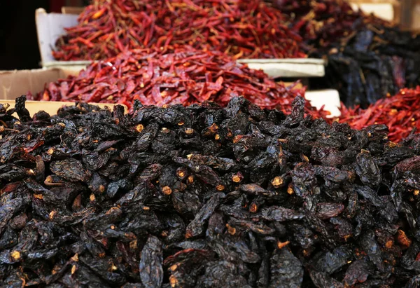 Pazarda bir yığın kurutulmuş Ancho biberi tezgahta.