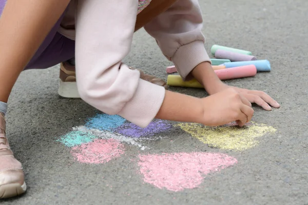 Kleines Kind Zeichnet Schmetterling Und Herzen Mit Kreide Auf Asphalt — Stockfoto