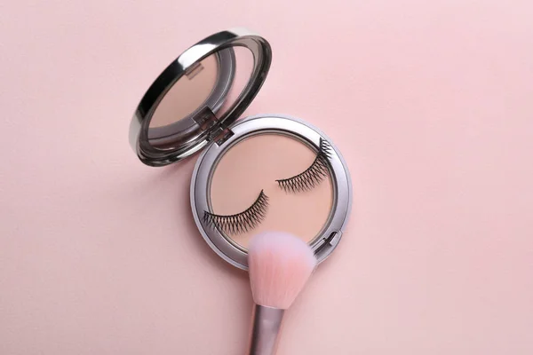 False Eyelashes Face Powder Brush Pink Background Flat Lay — Stock Photo, Image
