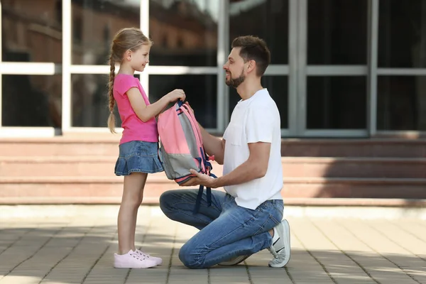 Glücklicher Vater Bereitet Seine Tochter Auf Die Schule Freien Vor — Stockfoto