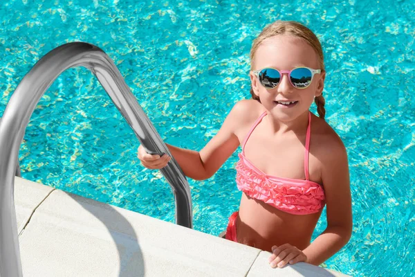 수영장에서 선글라스를 수영하는 귀여운 — 스톡 사진