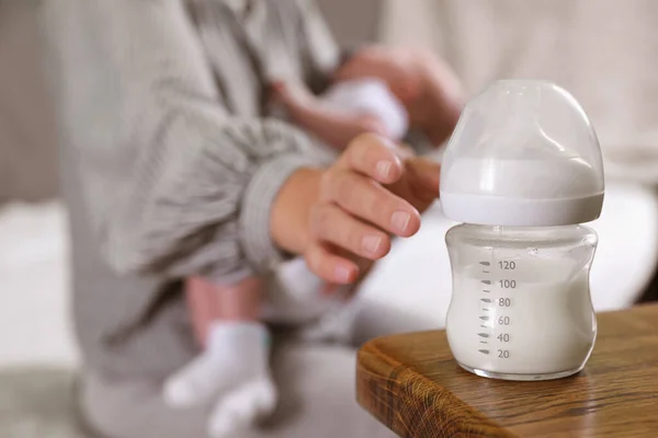 Anne Küçük Bebeği Evde Bir Şişe Süte Odaklanıyor Metin Için — Stok fotoğraf
