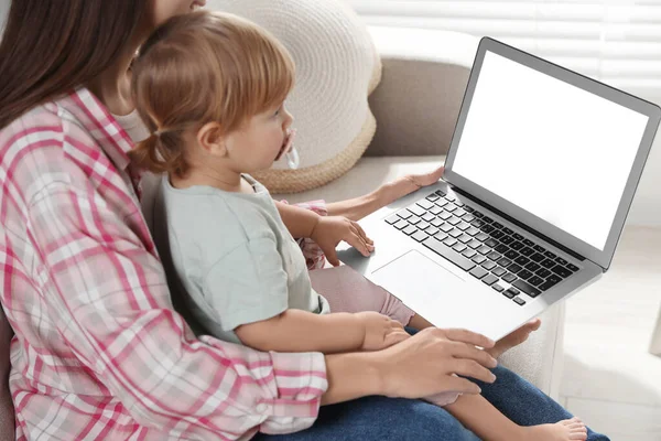 Matka Dcera Laptopem Gauči Doma Pediatrická Konzultace Online — Stock fotografie