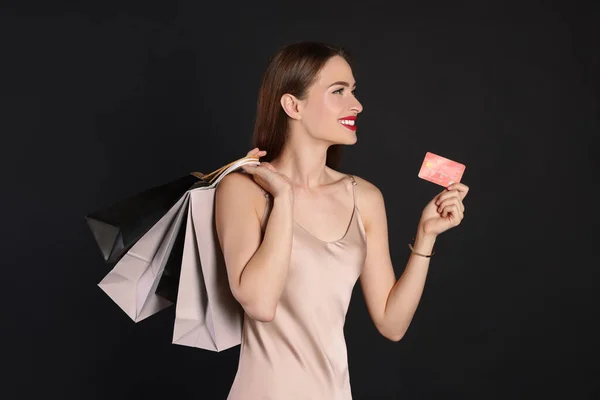 Boldog Fiatal Bevásárló Táskákkal Hitelkártyával Fekete Háttérrel Nagy Üzlet — Stock Fotó