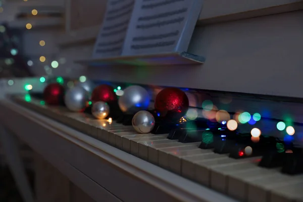 Festliche Dekoration Auf Klaviertasten Drinnen Nahaufnahme Weihnachtsmusik — Stockfoto