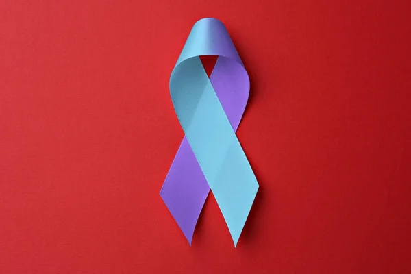 世界関節炎の日 赤の背景に青と紫の意識リボン トップビュー — ストック写真