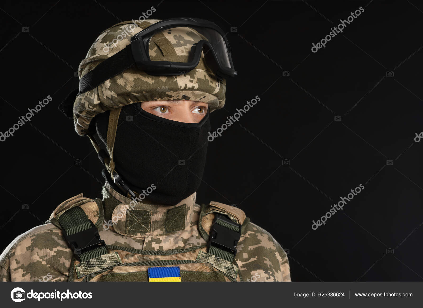 Katona Ukrán Katonai Egyenruhában Taktikai Szemüveg Maszk Fekete Háttéren  Szöveg — Stock Fotó © NewAfrica #625386624