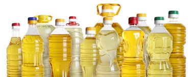 Beyaz arka planda farklı şişelerde pişirme yağı var. Pankart tasarımı