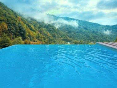 Lüks bir tatil köyünde, güzel dağ manzaralı açık havuz.