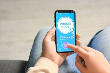 Adam akıllı telefondan tanıtım kodunu etkinleştiriyor.