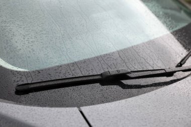 Araba sileceği temizleme suyu, ön cam damlaları, yakın çekim