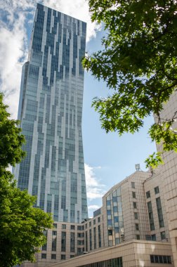 Bulutlu bir günde şehir merkezinde güzel bir gökdelen. Modern mimari tasarım