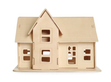 Tahta ev modeli beyaza izole edilmiş. Para biriktirme kavramı